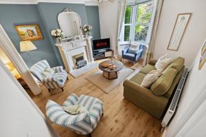 Posezení v ubytování 2-Bedroom Stunning, Chic, Spacious & Stylish Retreat, Central Winchester, Free On-Street Parking, Sleeps 6, Pet-Friendly - by Blue Puffin Stays
