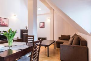 Posedenie v ubytovaní udanypobyt Apartament z Basenem