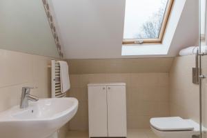 Kúpeľňa v ubytovaní udanypobyt Apartament z Basenem