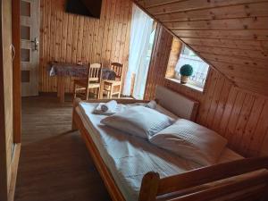 Postel nebo postele na pokoji v ubytování Wzgórze Baranów