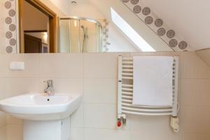 Kúpeľňa v ubytovaní udanypobyt Apartament z Basenem