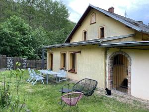 a house with chairs and a table in the yard at Na Bukovku in Těchlovice