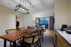 Kuchyň nebo kuchyňský kout v ubytování Grand Aston Puncak Hotel & Resort