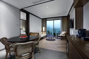 TV a/nebo společenská místnost v ubytování Grand Aston Puncak Hotel & Resort