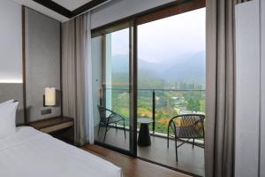 Postel nebo postele na pokoji v ubytování Grand Aston Puncak Hotel & Resort