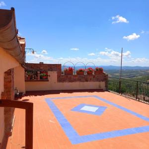 a balcony with a view of a patio at La Casa del Gallo in Radicondoli