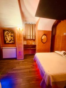 En eller flere senge i et værelse på Suites Moya 1 - SPA in Camera + 21 billeder