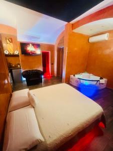 En eller flere senge i et værelse på Suites Moya 1 - SPA in Camera