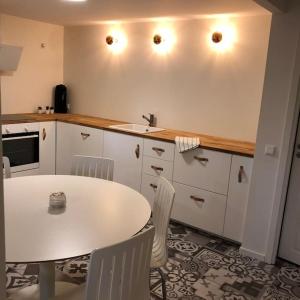 Kuchyň nebo kuchyňský kout v ubytování Apartment in Simontorp