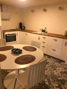 Kuchyň nebo kuchyňský kout v ubytování Apartment in Simontorp