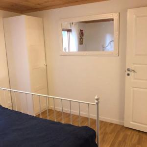 Postel nebo postele na pokoji v ubytování Apartment in Simontorp + 5 fotografií