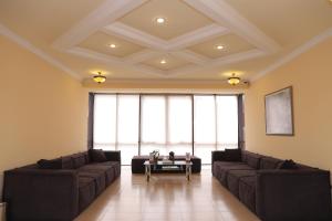 KapanSyunik Hotel的带沙发和桌子的大客厅
