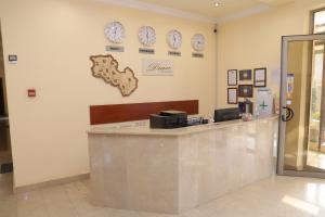 KapanSyunik Hotel的墙上有柜台和时钟的办公室