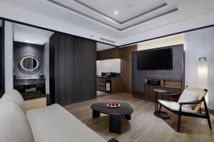 TV a/nebo společenská místnost v ubytování Grand Aston Puncak Hotel & Resort