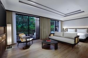 Postel nebo postele na pokoji v ubytování Grand Aston Puncak Hotel & Resort