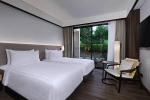 Postel nebo postele na pokoji v ubytování Grand Aston Puncak Hotel & Resort