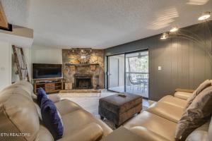 Χώρος καθιστικού στο Ski View Condo by Beyond Expectations w Fireplace