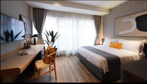 A bed or beds in a room at Dash Living on Prat