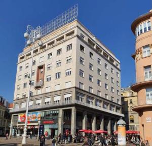 a large building with people walking in front of it at B&B Centar in Zagreb