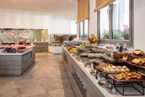 普罗塔拉斯Louis St. Elias Resort & Waterpark的提供多种食物的自助餐线