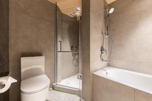 A bathroom at Dash Living on Prat
