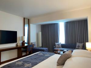 Postel nebo postele na pokoji v ubytování Peshawar Serena Hotel