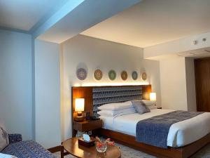 Postel nebo postele na pokoji v ubytování Peshawar Serena Hotel