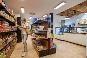 Supermarket nebo jiné obchody v  kempu nebo okolí