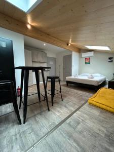 Zimmer mit Tisch und Bett in der Unterkunft Beau Studio lumineux avec Climatisation pour 2 Personnes in Bordeaux + 5 Fotos