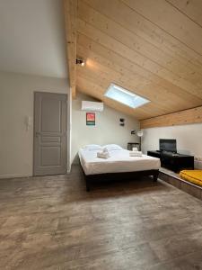 ein großes Schlafzimmer mit einem Bett und einem Klavier in der Unterkunft Beau Studio lumineux avec Climatisation pour 2 Personnes in Bordeaux