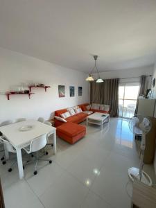 ein Wohnzimmer mit Sofa und Tisch in der Unterkunft Amwaj North Cost VIP Chalet in El-Alamein