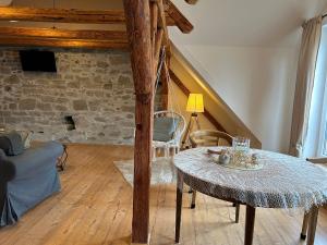 a living room with a table and a couch at Ferienhaus Klaus in Kirchenlamitz