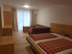 Postel nebo postele na pokoji v ubytování Naturhotel Holzwurm