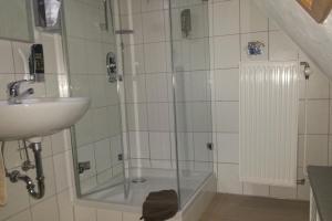 Koupelna v ubytování Naturhotel Holzwurm