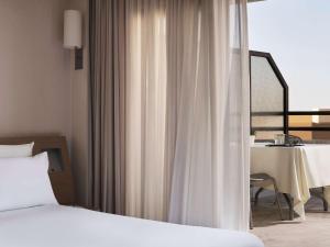 Postel nebo postele na pokoji v ubytování Novotel Athens