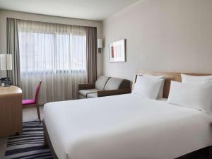 Postel nebo postele na pokoji v ubytování Novotel Athens