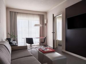 TV a/nebo společenská místnost v ubytování Novotel Athens