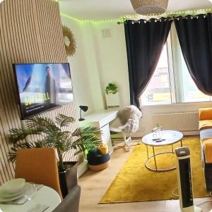 TV a/nebo společenská místnost v ubytování 1 bed Flat ''Beta'' in Dewsbury road, Leeds + 5 fotografií