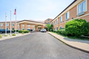 eine leere Straße vor einem Gebäude in der Unterkunft Best Western Annawan Inn in Annawan