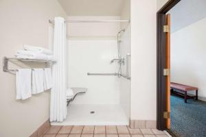 ein Badezimmer mit Dusche und weißen Handtüchern in der Unterkunft Best Western Annawan Inn in Annawan + 24 Fotos
