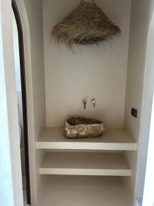 un bagno con una mensola con un lavandino in pietra di Maria's place boutique hotel a Andiparos