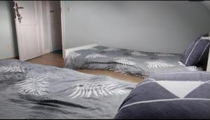 Ένα ή περισσότερα κρεβάτια σε δωμάτιο στο Chambre deux lits célibataires 3eme étage petite cle rouge