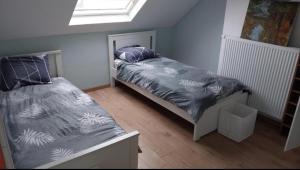 Ένα ή περισσότερα κρεβάτια σε δωμάτιο στο Chambre deux lits célibataires 3eme étage petite cle rouge