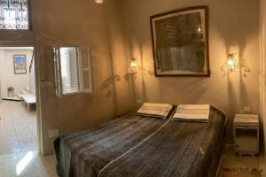 a bedroom with a large bed with towels on it at Maison type loft avec terrasse Médina de Tozeur in Tozeur