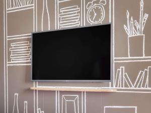 Télévision ou salle de divertissement dans l'établissement ibis Saint Germain en Laye Centre