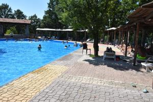 Hotel Etno Centar Balasevic内部或周边的泳池