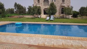 Swimming pool sa o malapit sa Gîte ferme avec piscine privée