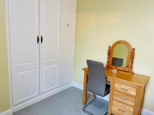 Camera dotata di scrivania con specchio e sedia. di Ashfield Cottage a Navan