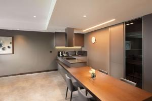 DoubleTree By Hilton Seoul Pangyo Residences的厨房或小厨房