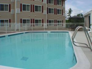 Bazén v ubytování Country Inn & Suites by Radisson, Lake George Queensbury , NY nebo v jeho okolí